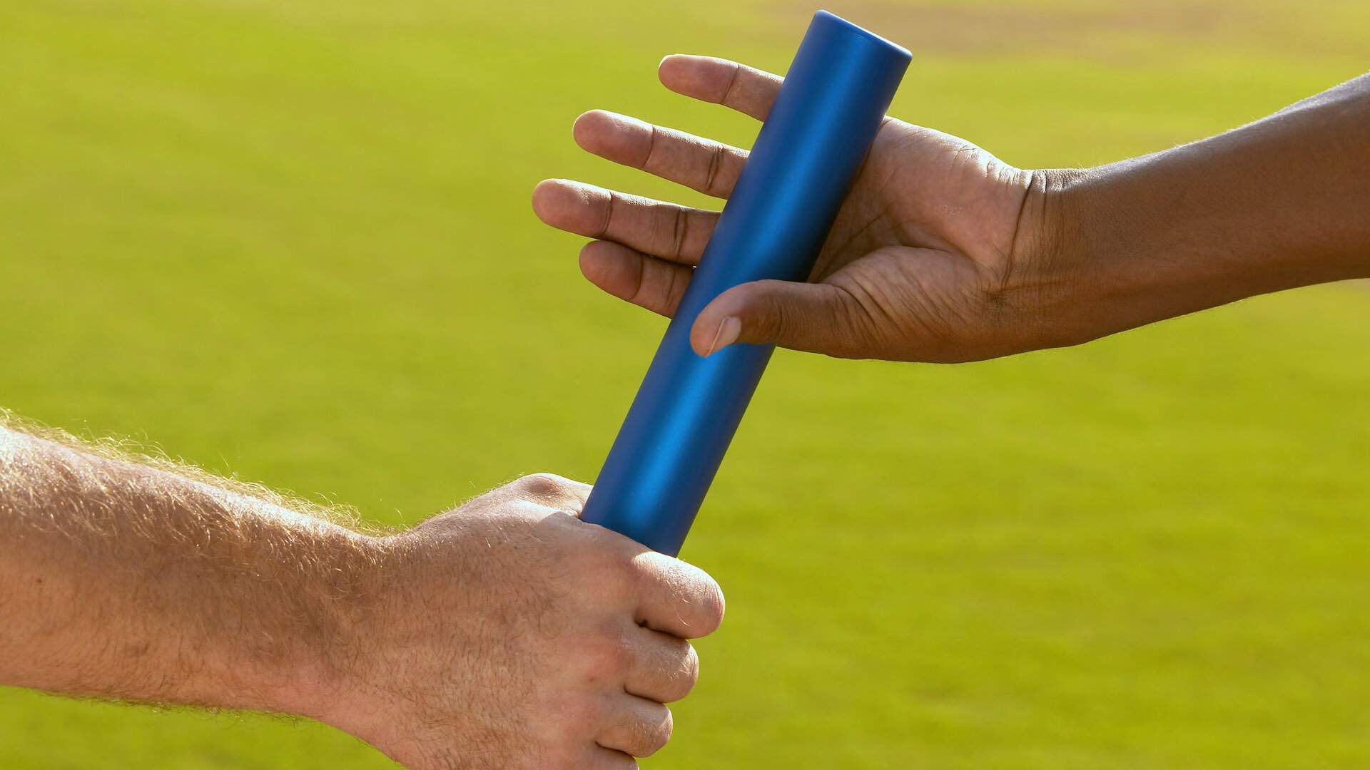 开云体育入口-精密伏击，哈斯激进战术下的绝境翻盘，阿斯顿马丁如何用0.003秒定义新王座？